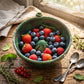 🍓 50 % RABATT JUST NU!🔥 Bärvirvel skölj- och serveringsskål med dubbelfungerande durkslagsdesign, halksäker botten – perfekt för sköljning, avrinning och servering av bär eller snacks 🥣