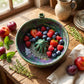 🍓 50 % RABATT JUST NU!🔥 Bärvirvel skölj- och serveringsskål med dubbelfungerande durkslagsdesign, halksäker botten – perfekt för sköljning, avrinning och servering av bär eller snacks 🥣