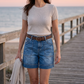 Bermudashorts i denim för damer, med medelhög midja och fickor