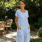 Kortærmet, knelang fritidskjole for kvinner med lommer